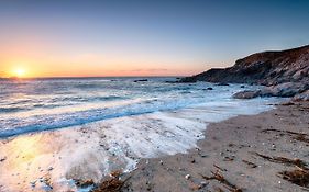 Fistral Beach Garden Apartment 3